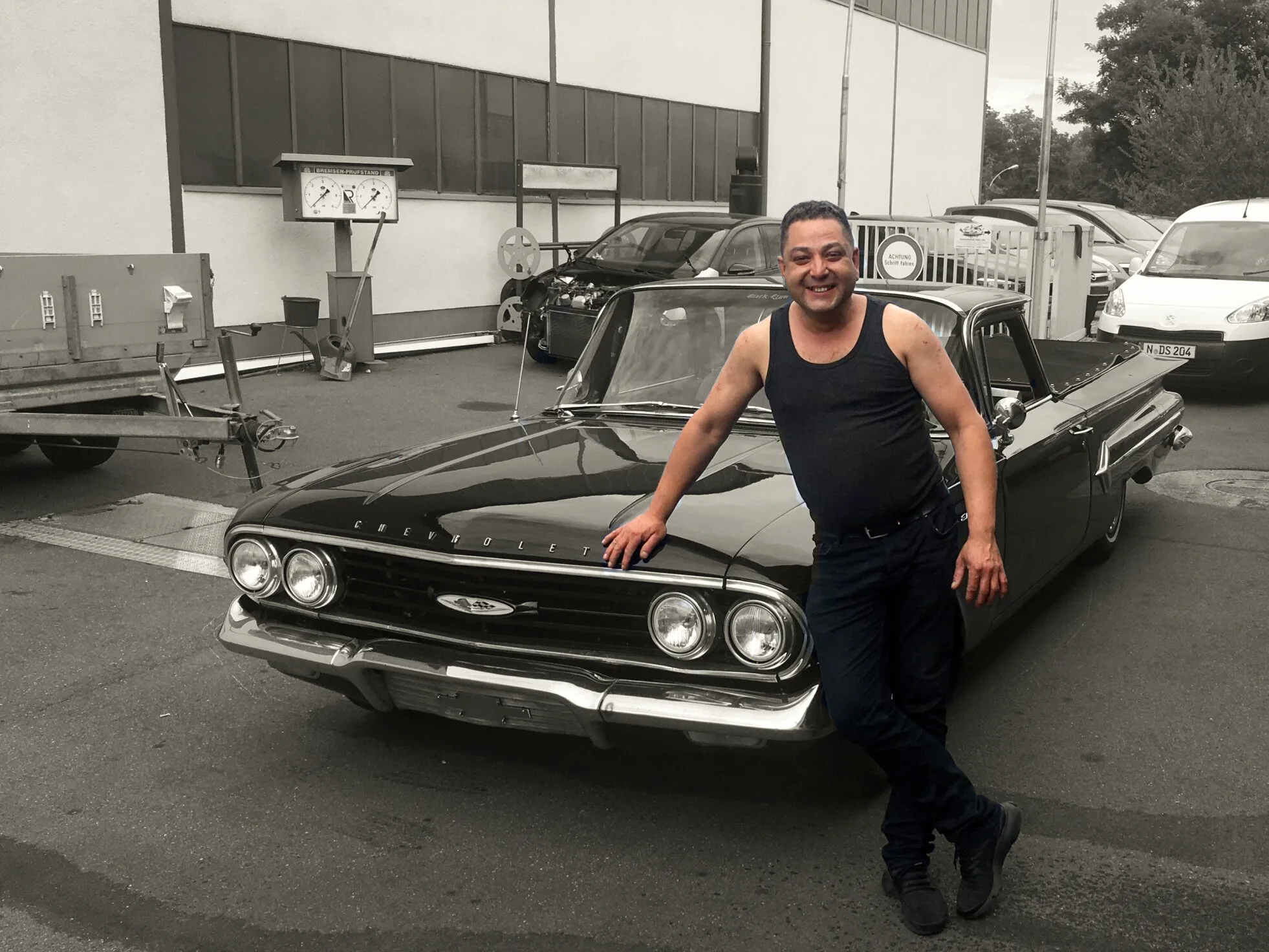 KfZ-Meister Mehmet Güloglu mit seinem Chevrolet Impala